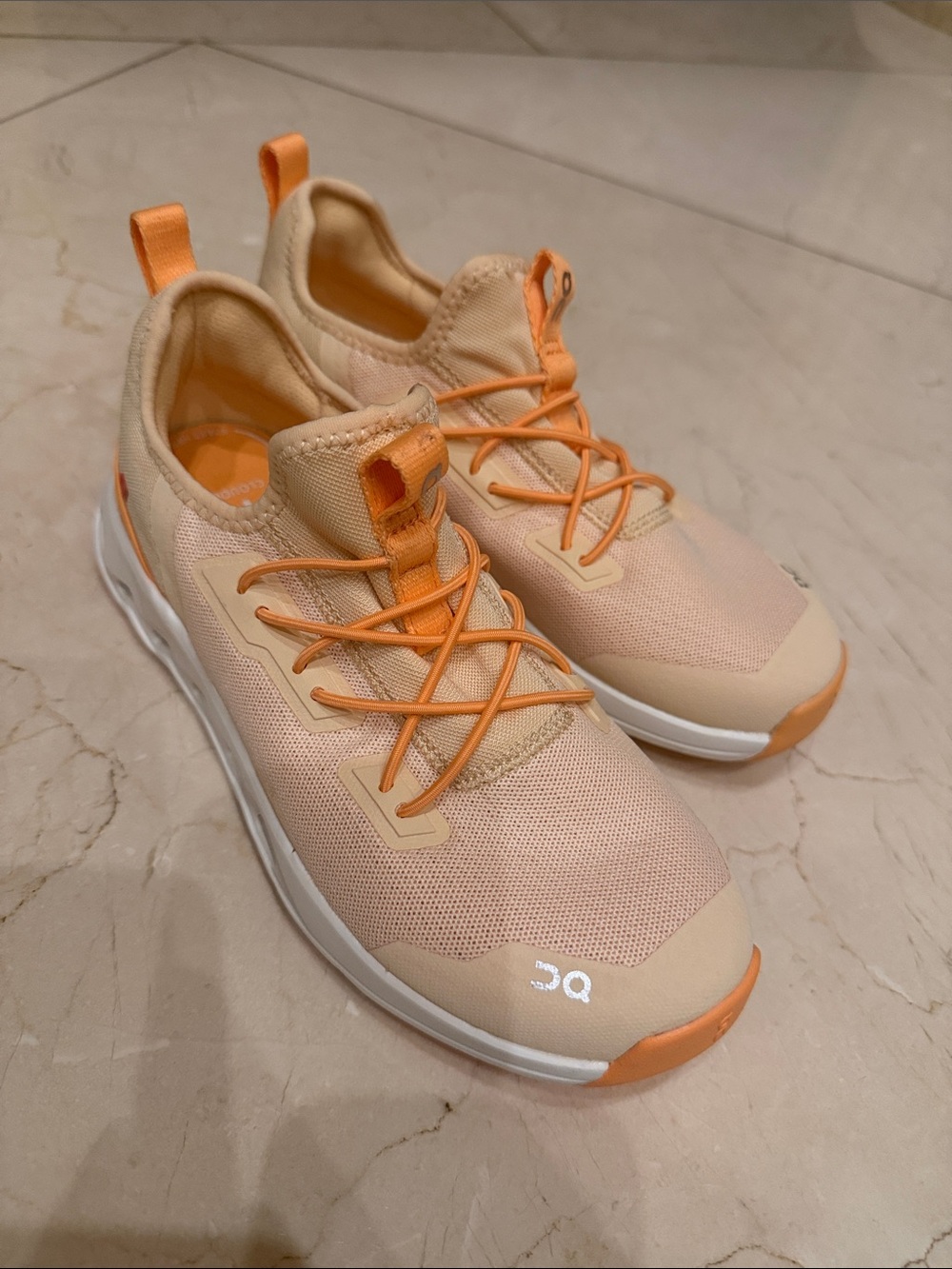 Kids size 2 On Cloud Peach/Coral Lightweight Sneakers